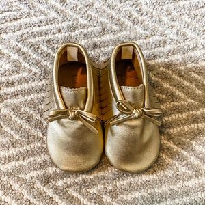 3/$15!💗 Gold baby moccasins - new without tags